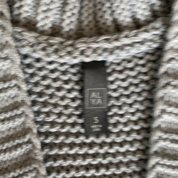 Francesca’s Boutique Puff Sleeved Sweater/Caridgan - Picture 3 of 4